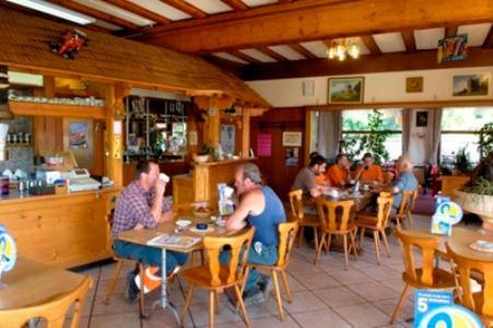 Hôtel-Buffet de la Gare Château-d'Œx Extérieur photo